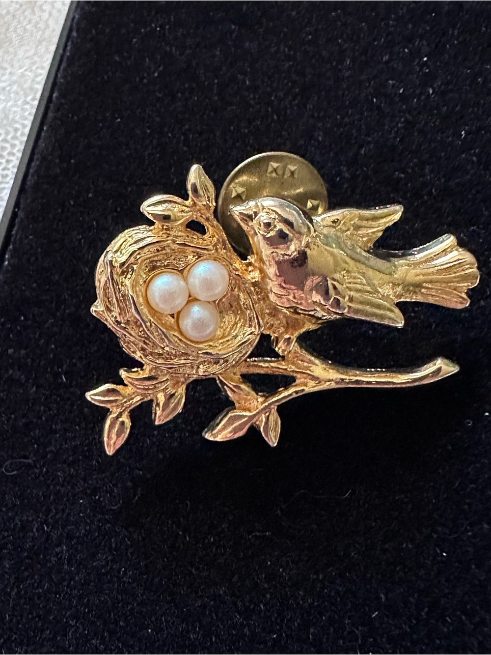 Beautiful Bird On A Nest Shiny Gold Tone Faux Pearl Eggs Branch Leaves